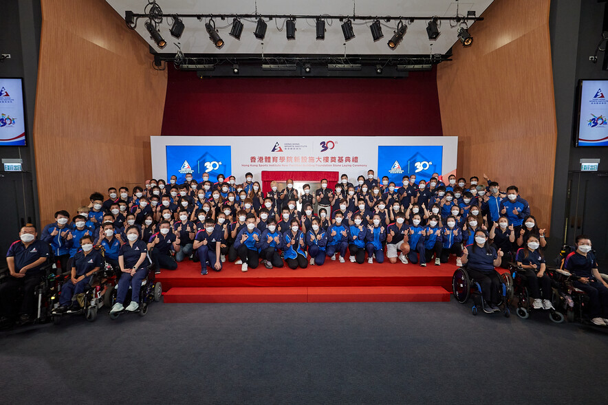 <p>Mrs Carrie Lam GBM GBS, the Chief Executive of the HKSAR, Dr Lam Tai-fai SBS JP, Chairman of the HKSI, Mr Jack Chan Jick-chi JP, Acting Secretary for Home Affairs, and Dr Trisha Leahy SBS BBS, Chief Executive of the HKSI, together with coaches and athletes, witness the&nbsp;HKSI&nbsp;marking a new milestone.</p>
